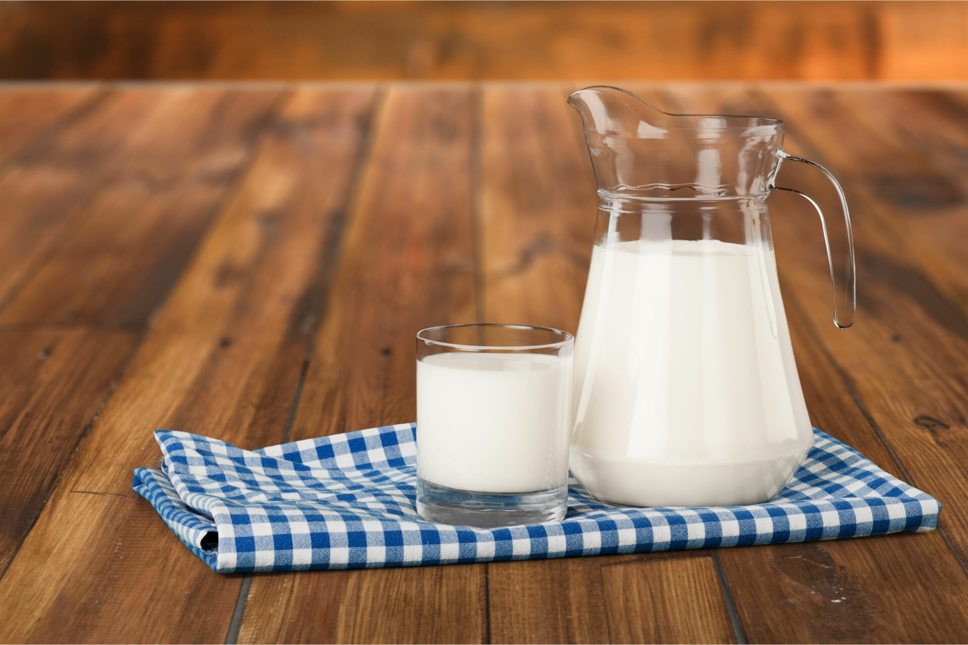 молоко на столе