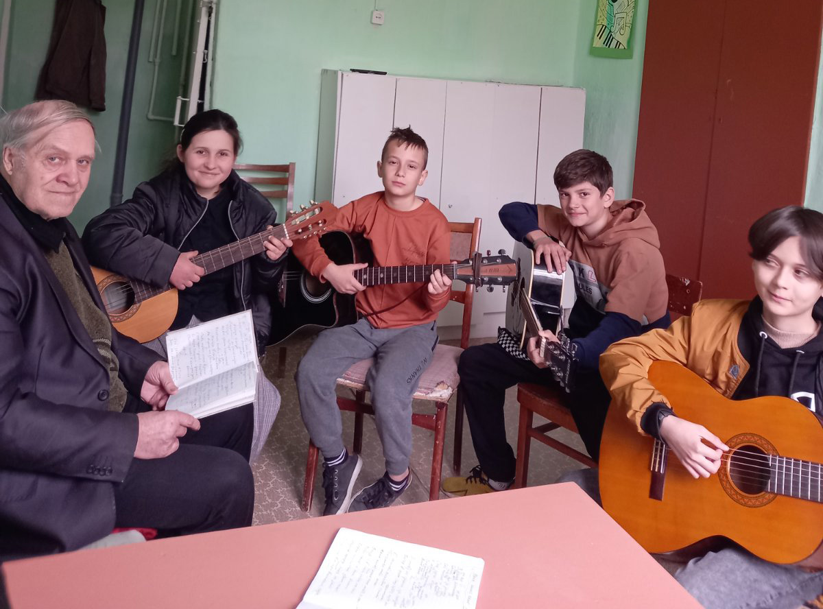 Занятие в кружке Волшебная гитара ведет опытный педагог, победитель международных и республиканских вокальных конкурсов, бард Валерий Шеремет. копия