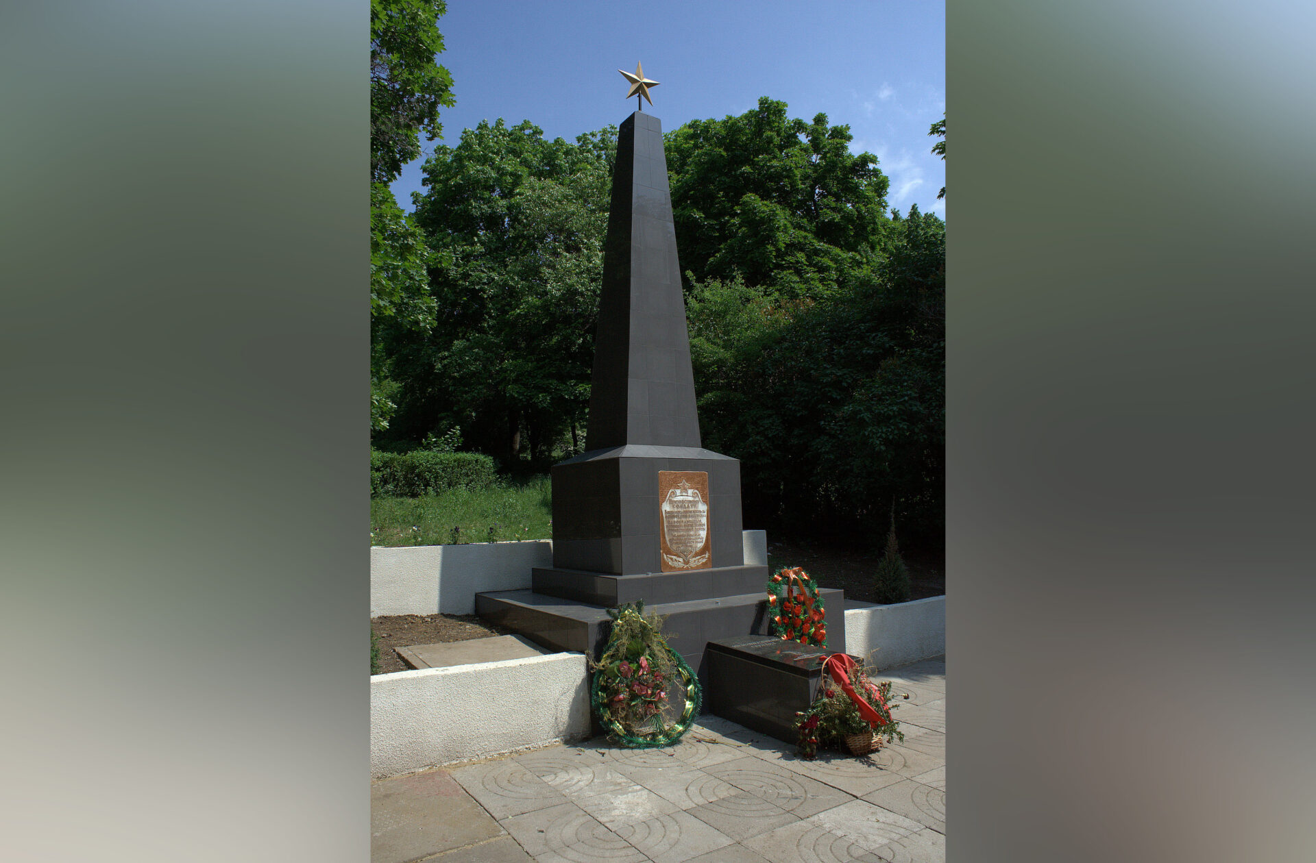 1. Первоначальный вид братской могилы, расположенной в центре села Гыски копия