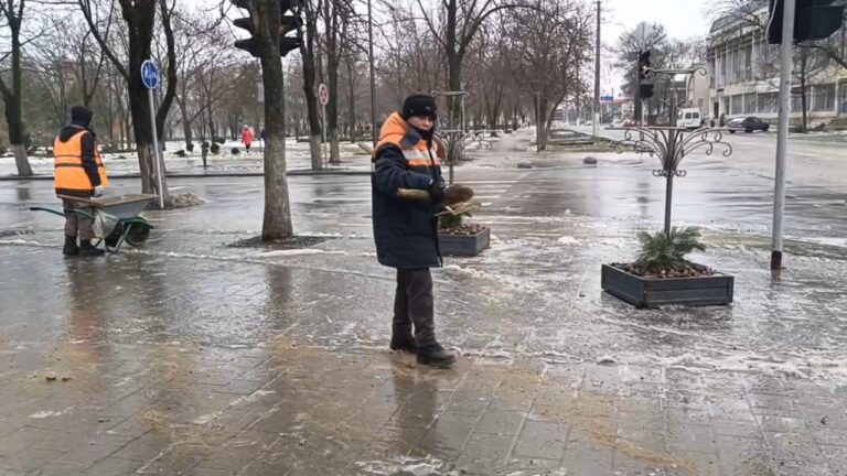 Зима берёт своё: гололёд парализует движение